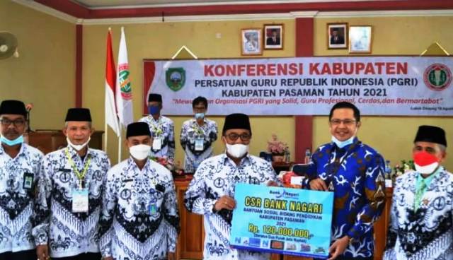 Bank Nagari Lubuk Sikaping Serahkan Bantuan CSR Bidang Pendidikan